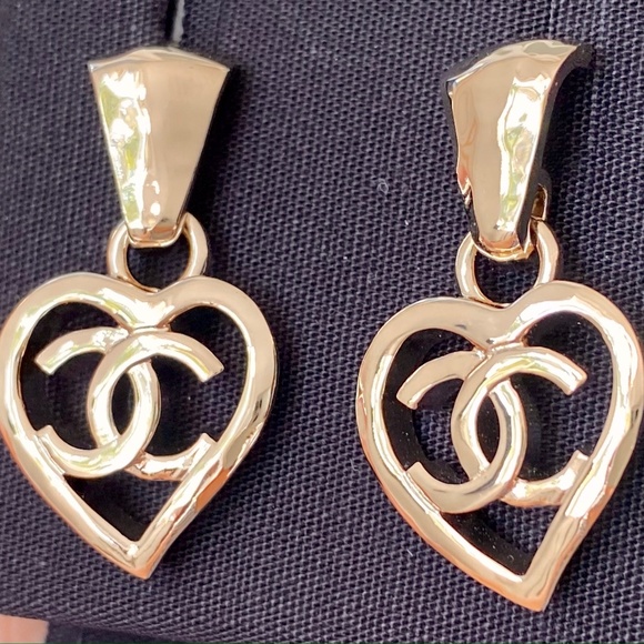 2022P CHANEL GOLD CC LOGO DANGLE HEART SHAPE STUD EARRINGS - Picture 6 of 12